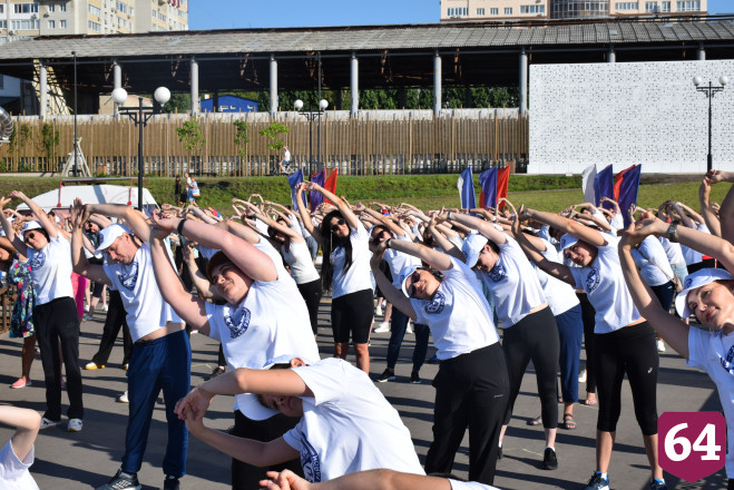Жители Саратова начали выходные с зарядки на пляже