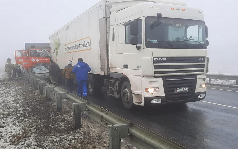 На трассе в массовом ДТП с фурами разбились 2 человека 