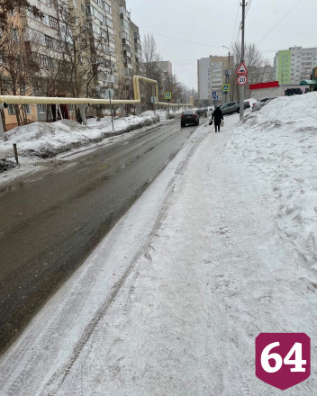 Жители Саратова просят оградить тротуары от автохамов