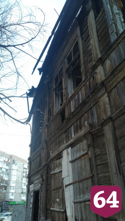 В центре Саратова рушится сгоревший дом