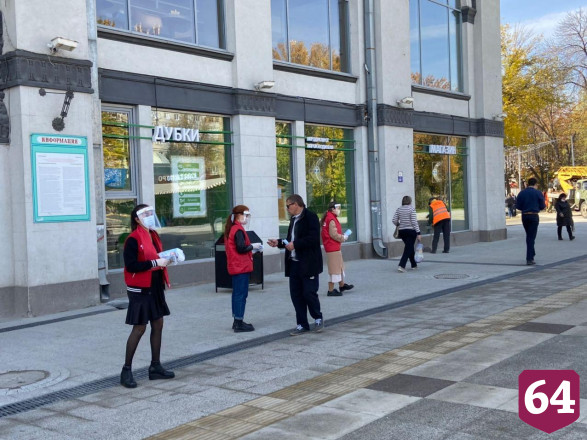 На улицах Саратова начали бесплатно раздавать маски 