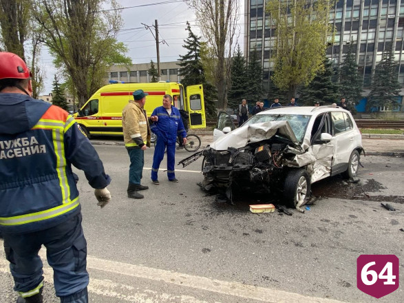 Три человека покалечились в массовом ДТП на проспекте 50 лет Октября