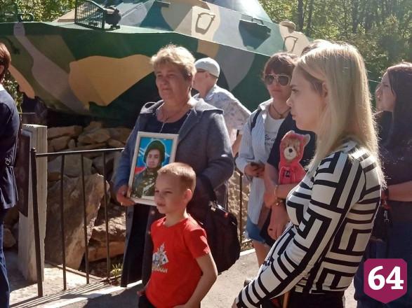 На открытии обновленного мемориала героям прогремел трехкратный залп