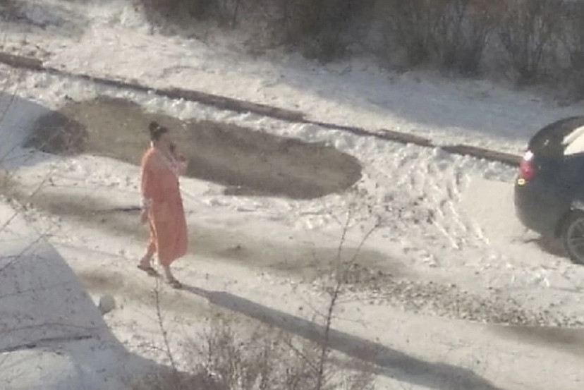 Жительница Саратова в мороз «встречала весну» в халате 