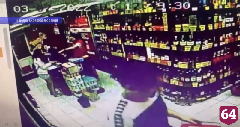 Девушка потратила все деньги с чужой карты в магазинах и попала на видео