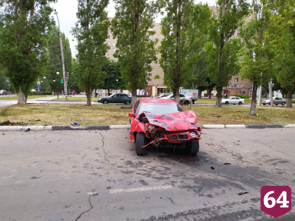 Водитель легковушки не пропустил иномарку и попал в больницу