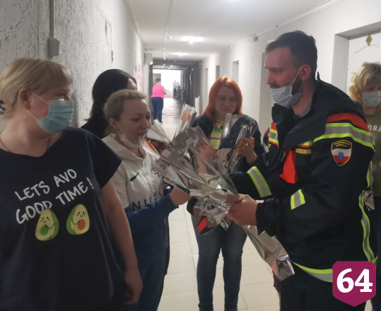 Женщины из Донбасса в Саратове плакали от цветов к 8 Марта