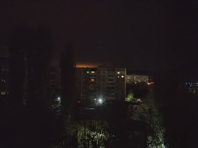 Жители Саратова обсуждали красное свечение в небе