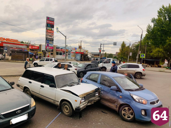 Женщина травмировалась в тройном ДТП на Тархова