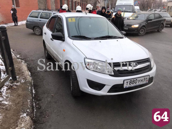 В Саратове у больницы автомобиль переехал женщину