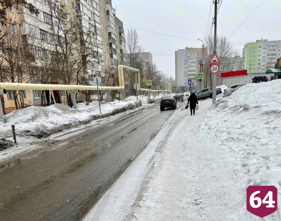 В Саратове школьник скатился со скользкого тротуара под колеса «Газели»