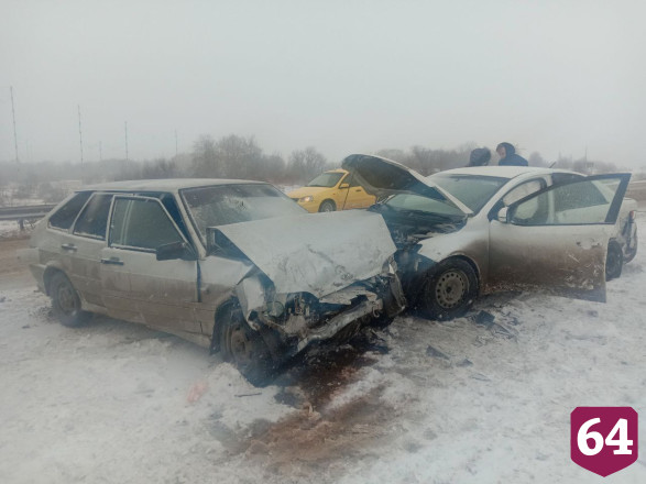 Три человека пострадали в массовой аварии под Саратовом