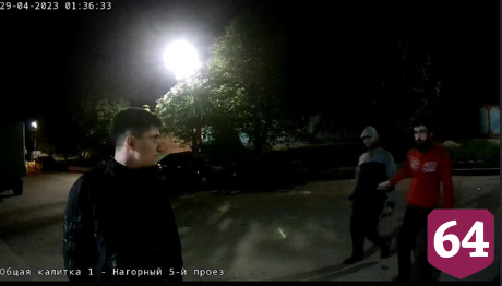 Жителей Саратова возмутили срезавшие тюльпаны с клумбы «три товарища»