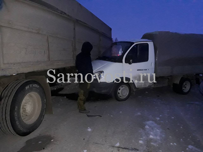 В массовой аварии под Саратовом разбилась женщина