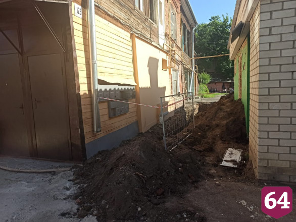 Коммунальщики меняют водопровод на улице Челюскинцев