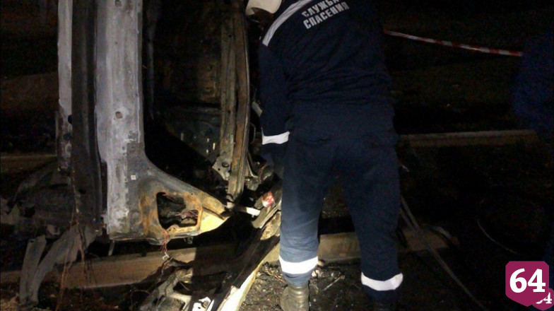 В сгоревшем после ДТП «Мерседесе» нашли тела мужчины, женщины и ребенка 