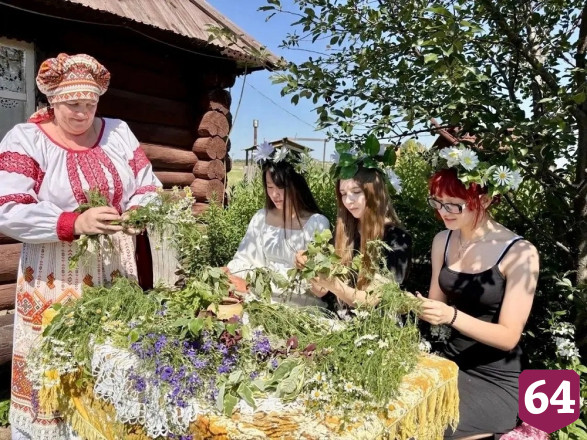 Саратовские женщины плели венки из целебных трав на праздник Ивана Купалы