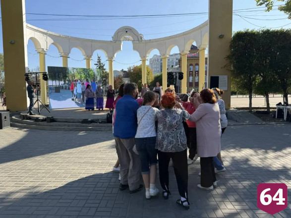 На праздновании Дня города в Энгельсе угощают салом и победными блинчиками