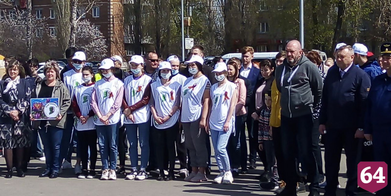 Участники акции «Сад памяти» высадили в Энгельсе 200 деревьев 