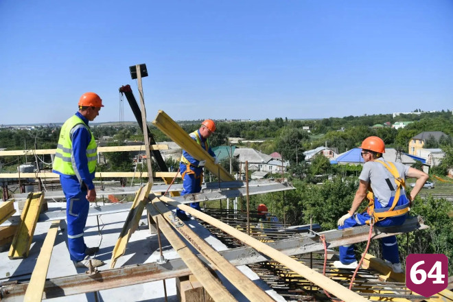 Саратовский губернатор отметил важность труда строителей