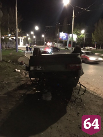 В Саратове пьяный водитель опрокинул автомобиль на крышу