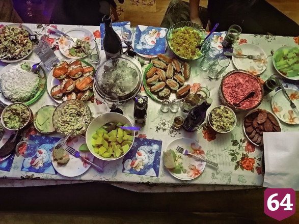 Жители Саратова показали новогодние столы