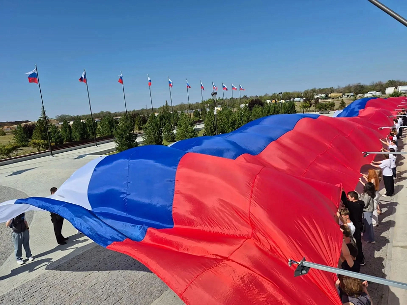Саратовцы развернули 100-метровый триколор в Парке покорителей космоса
