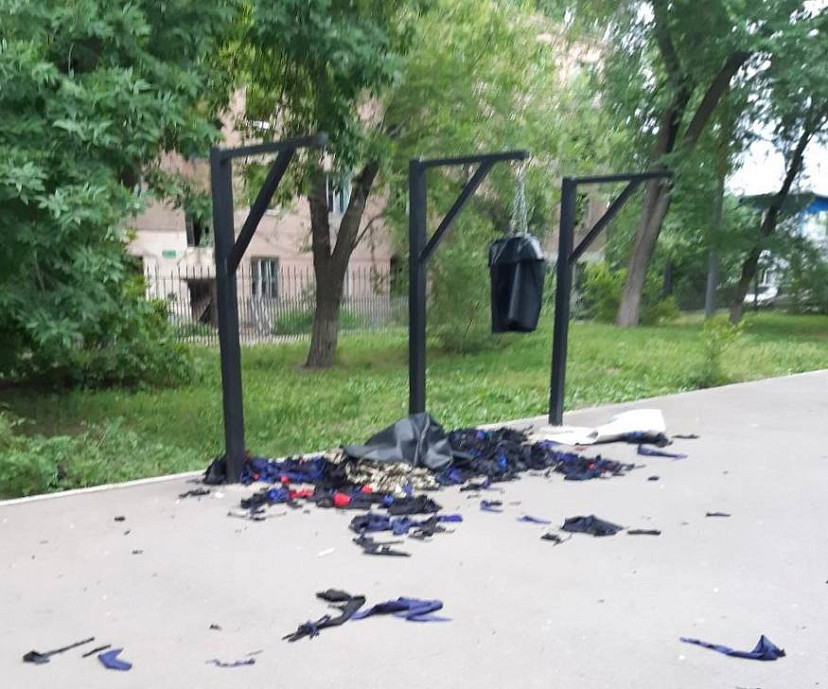 Вандалы порезали боксерские груши в парке Саратова