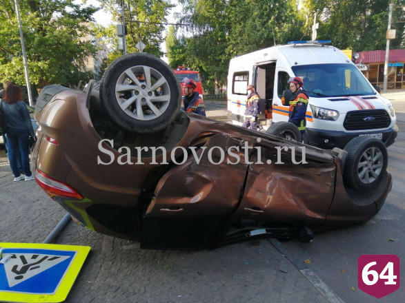 В Саратове кроссовер опрокинулся на крышу после массового ДТП