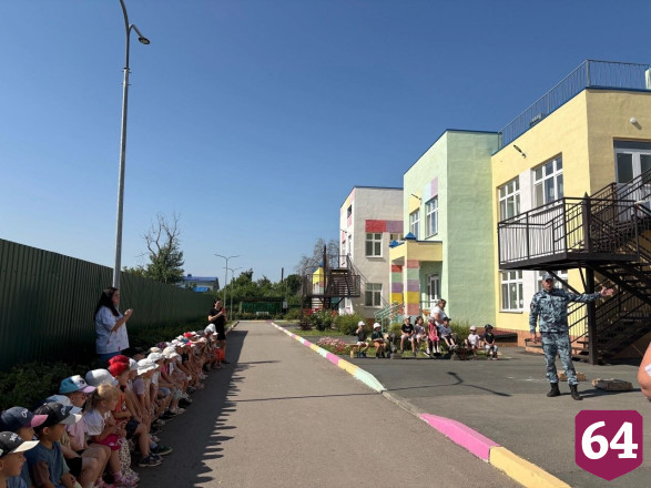 Саратовские полицейские познакомили детсадовцев со служебной собакой Ларой