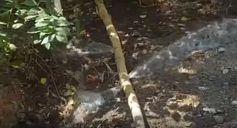 Жители Саратова два месяца откачивают воду из затопленного подвала 