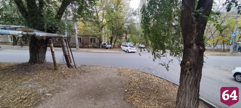 В Саратове автомобили участников ДТП вынесло к жилому дому