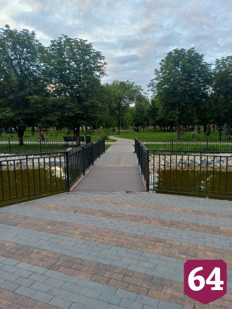 Саратовцы через забор пробираются в городской сквер