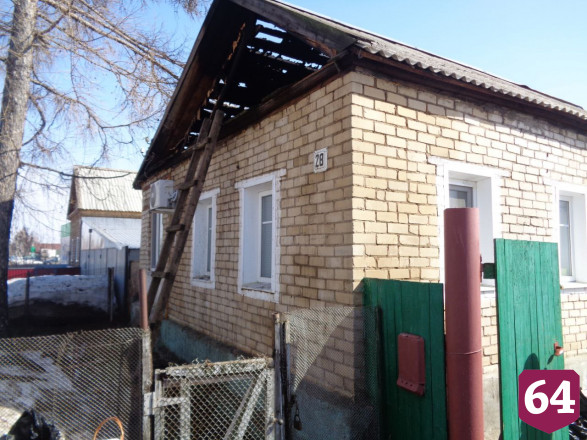 Под Саратовом из-за проводки сгорела кровля частного дома