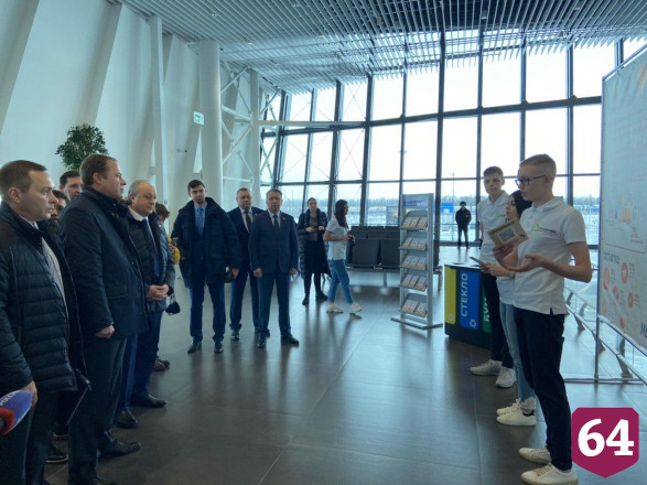Полпреду Комарову уcтроили экскурсию по аэропорту «Гагарин»
