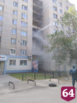 Пожарные тушат балкон общежития под Саратовом