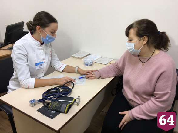 Саратовцев начали прививать от коронавируса назальной вакциной 