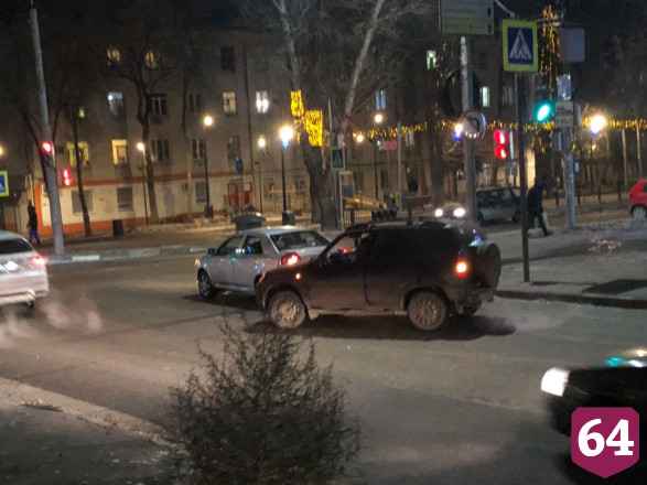 Внедорожник протаранил иномарку в центре Саратова