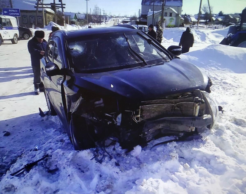 В лобовом столкновении под Саратовом разбились 4 человека