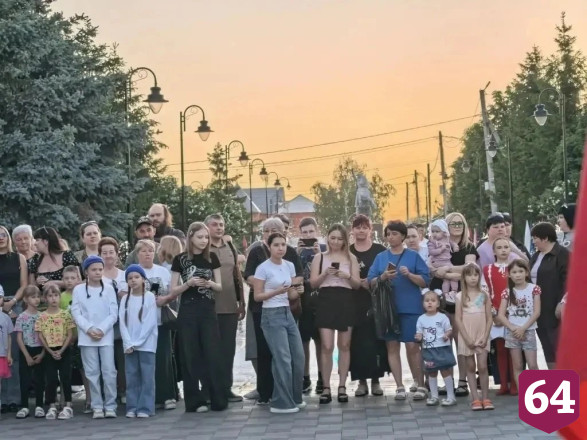 В День города выпускники танцевали школьный вальс