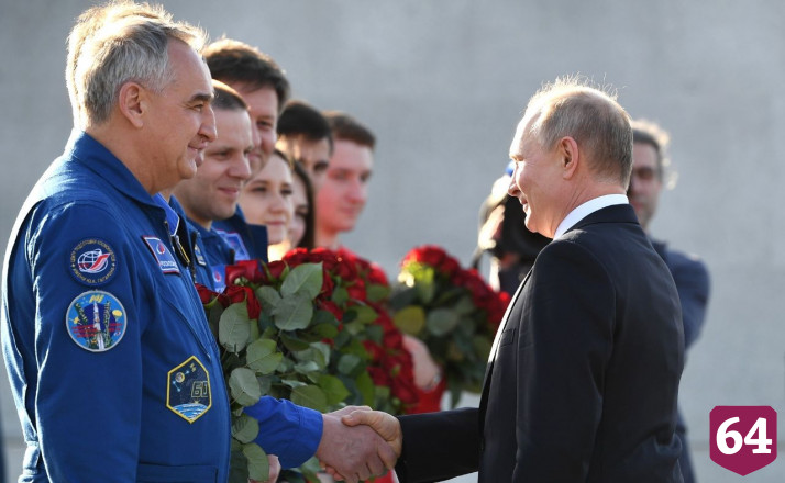 Владимир Путин оставил автограф в книге почетных гостей Парка покорителей космоса