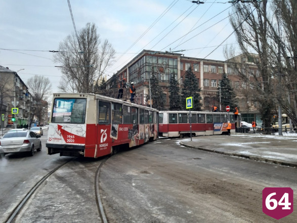 В центре Саратова обрыв проводов остановил электротранспорт 