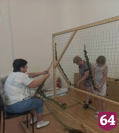 Школьница из Саратова с бабушкой плетет для фронта маскировочные сети 