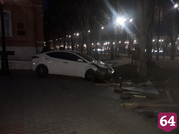 Иномарка вылетела во двор Радищевского музея и протаранила дерево
