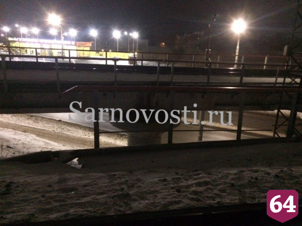 Спасатели сняли пьяную женщину с железнодорожного моста на ВСО