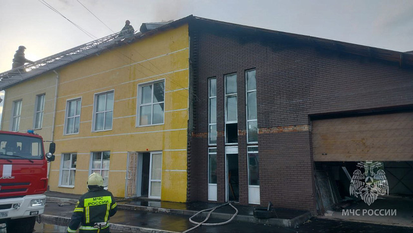 В Энгельсе горел пристроенный к магазину дом
