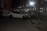 Иномарка вылетела во двор Радищевского музея и протаранила дерево