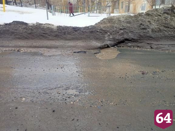 Жители рассказали о «полосах препятствий» на дорогах Саратова