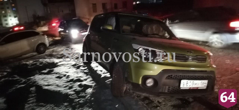 В Саратове водитель заехала на бордюр и опрокинула иномарку