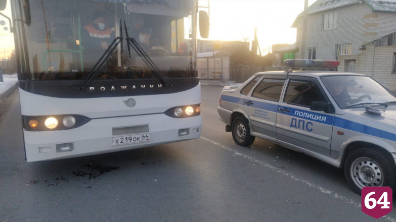 Под Саратовом женщина после наезда «Лады» попала под автобус